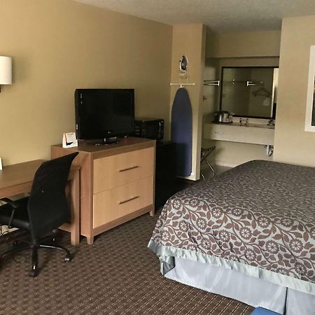 Days Inn By Wyndham Lexington-Columbia Экстерьер фото