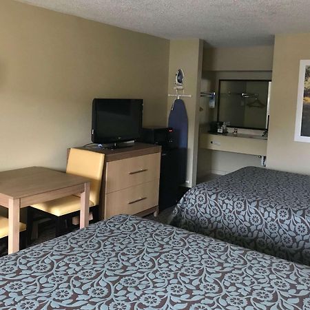 Days Inn By Wyndham Lexington-Columbia Экстерьер фото