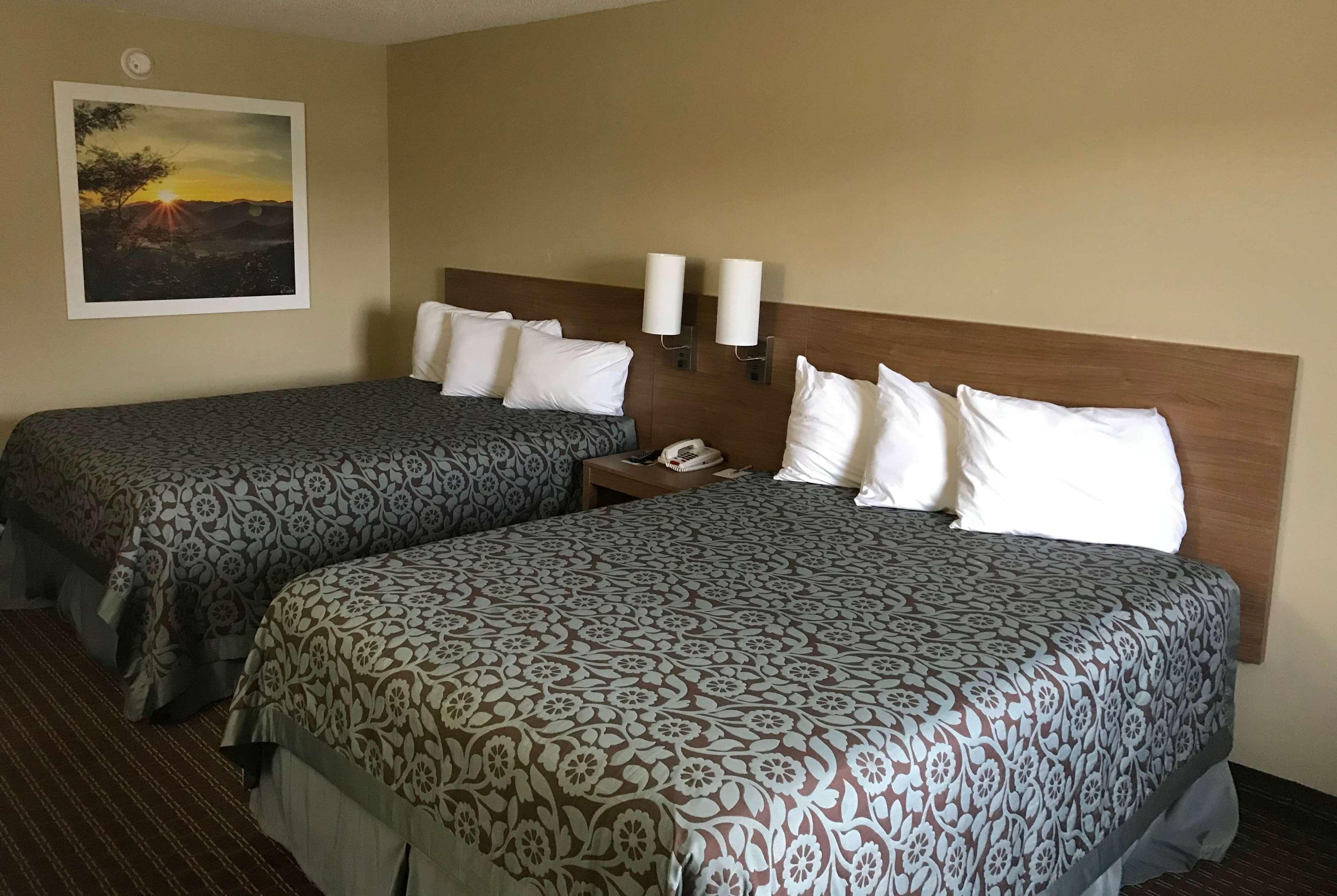 Days Inn By Wyndham Lexington-Columbia Экстерьер фото