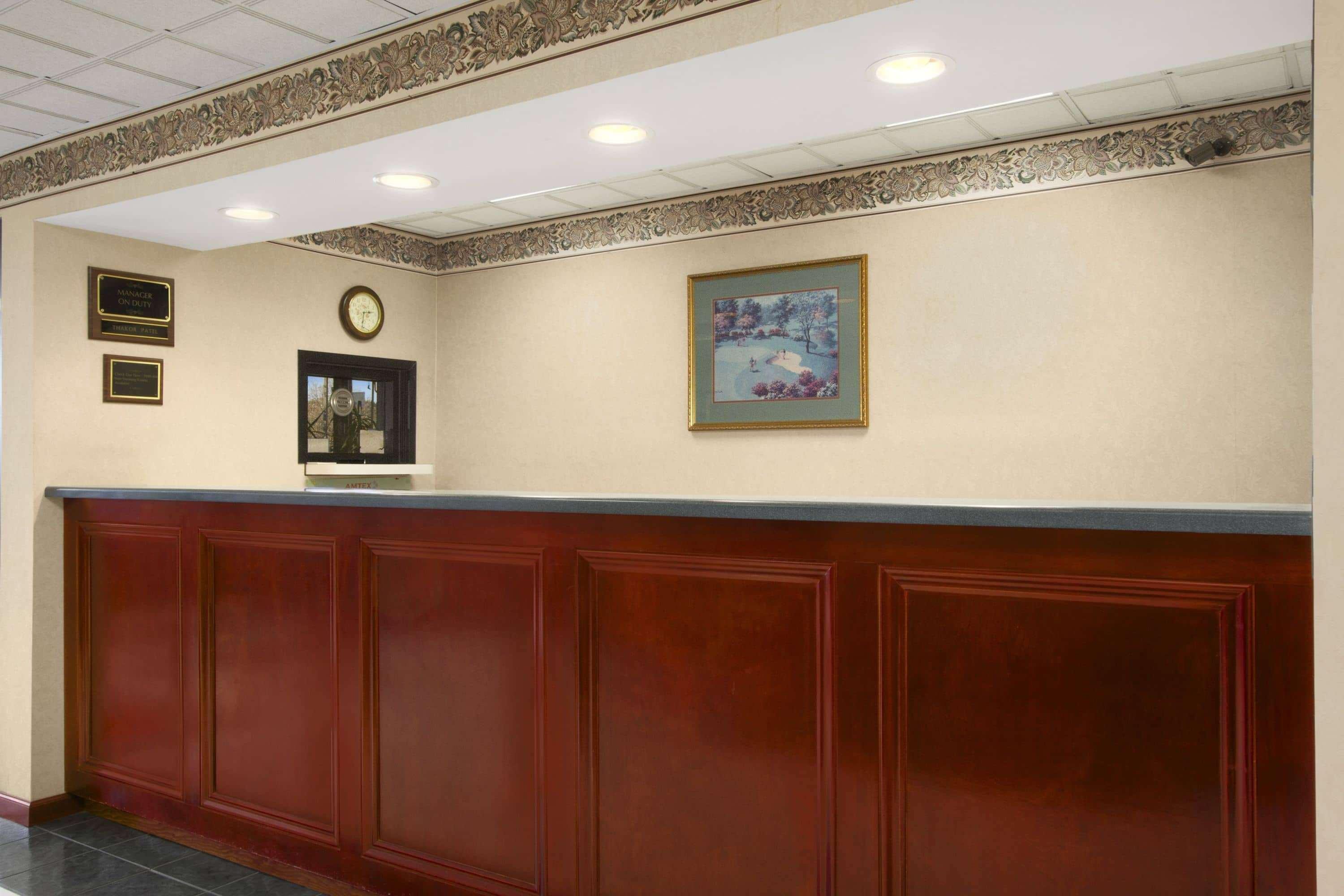 Days Inn By Wyndham Lexington-Columbia Экстерьер фото