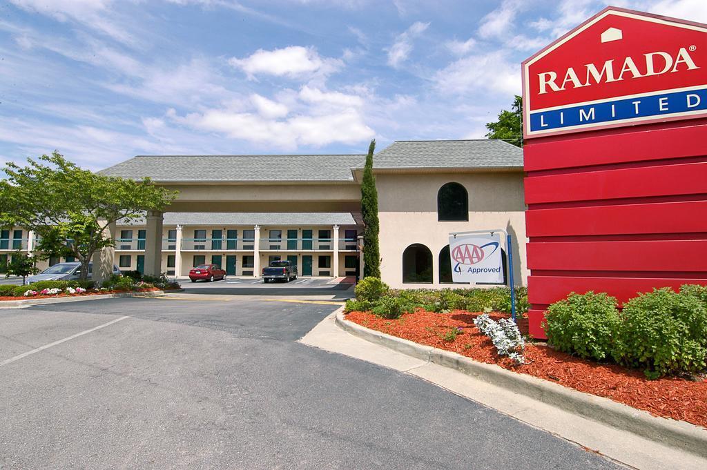 Days Inn By Wyndham Lexington-Columbia Экстерьер фото