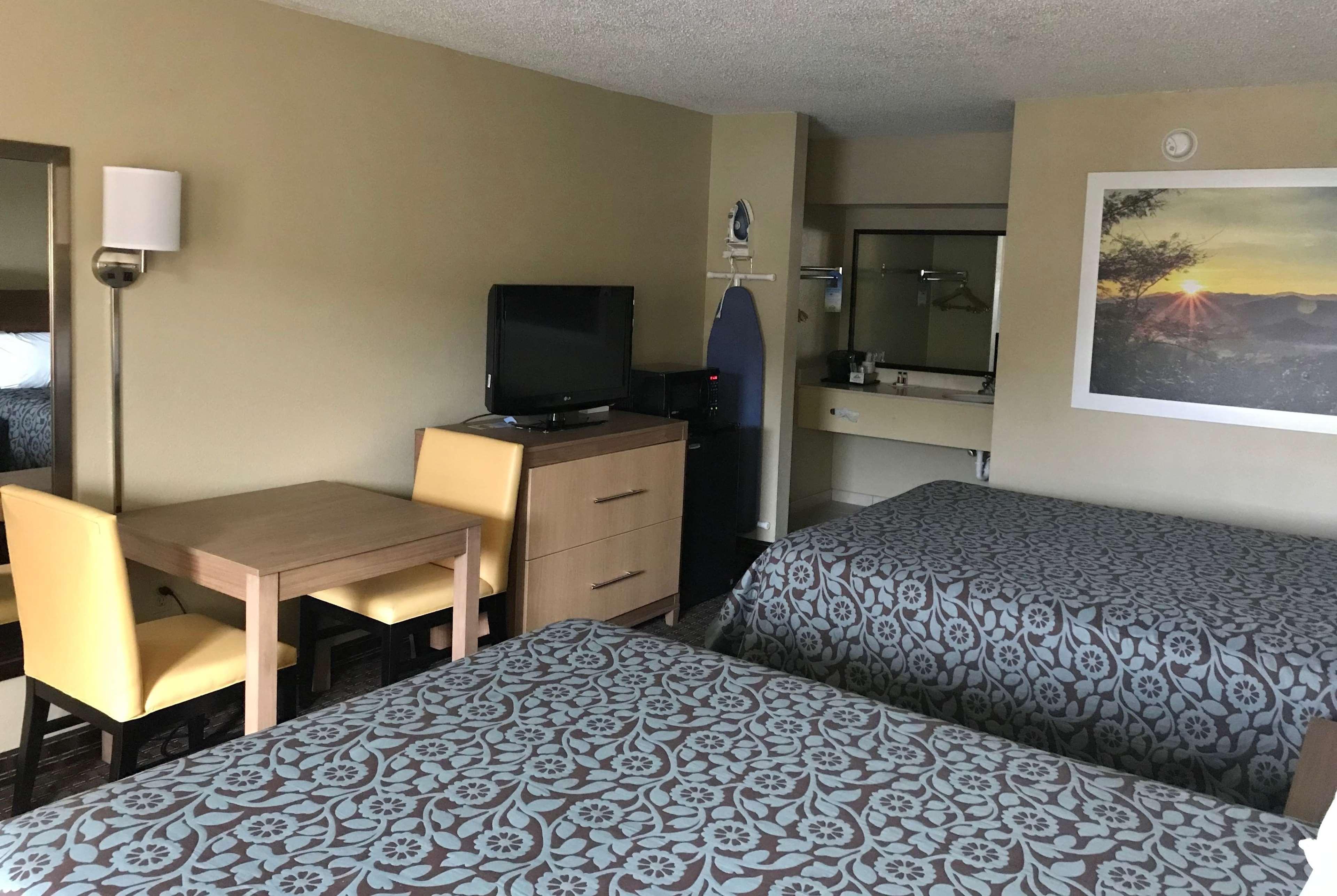 Days Inn By Wyndham Lexington-Columbia Экстерьер фото