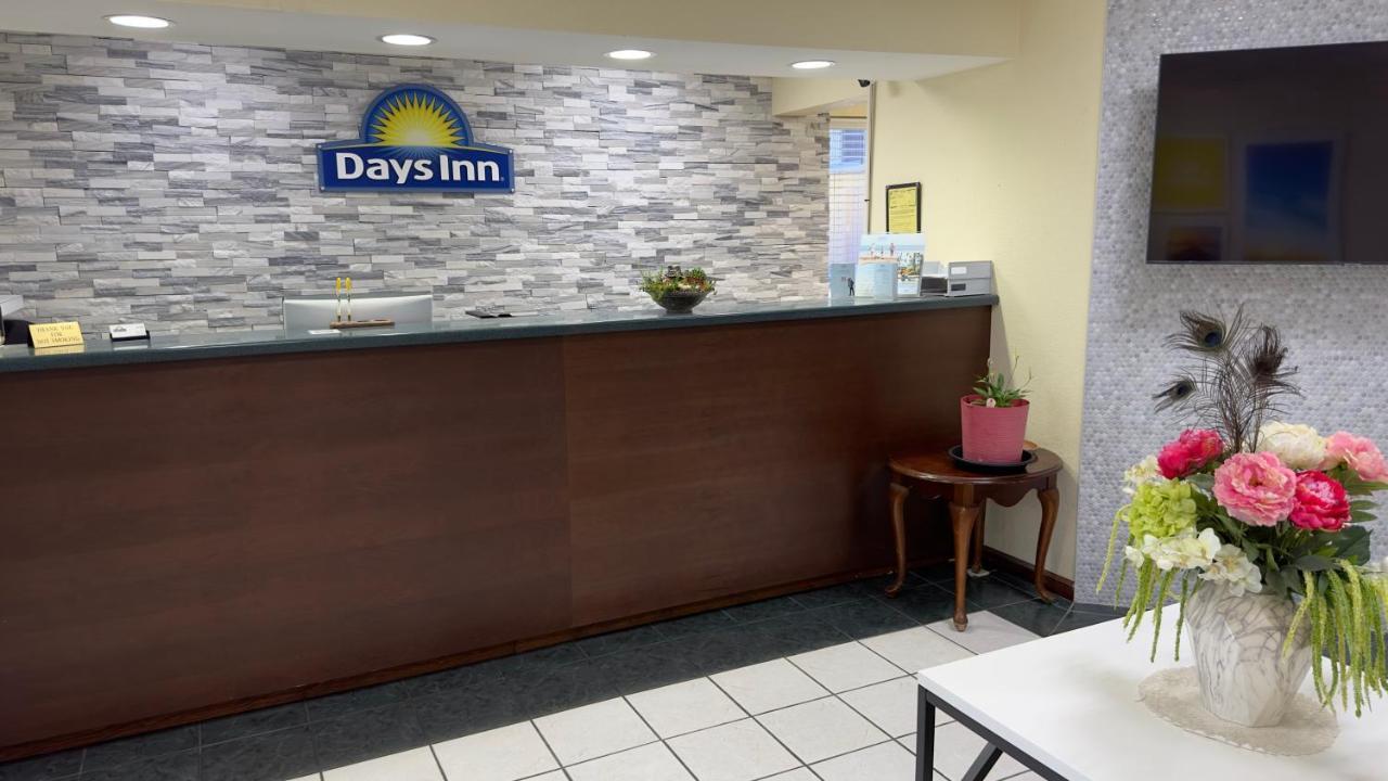 Days Inn By Wyndham Lexington-Columbia Экстерьер фото