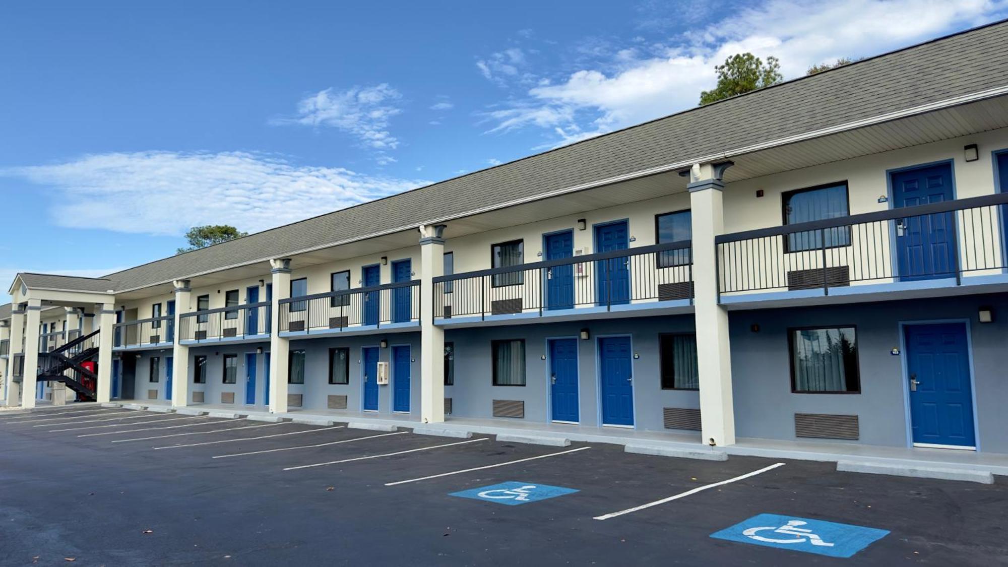Days Inn By Wyndham Lexington-Columbia Экстерьер фото