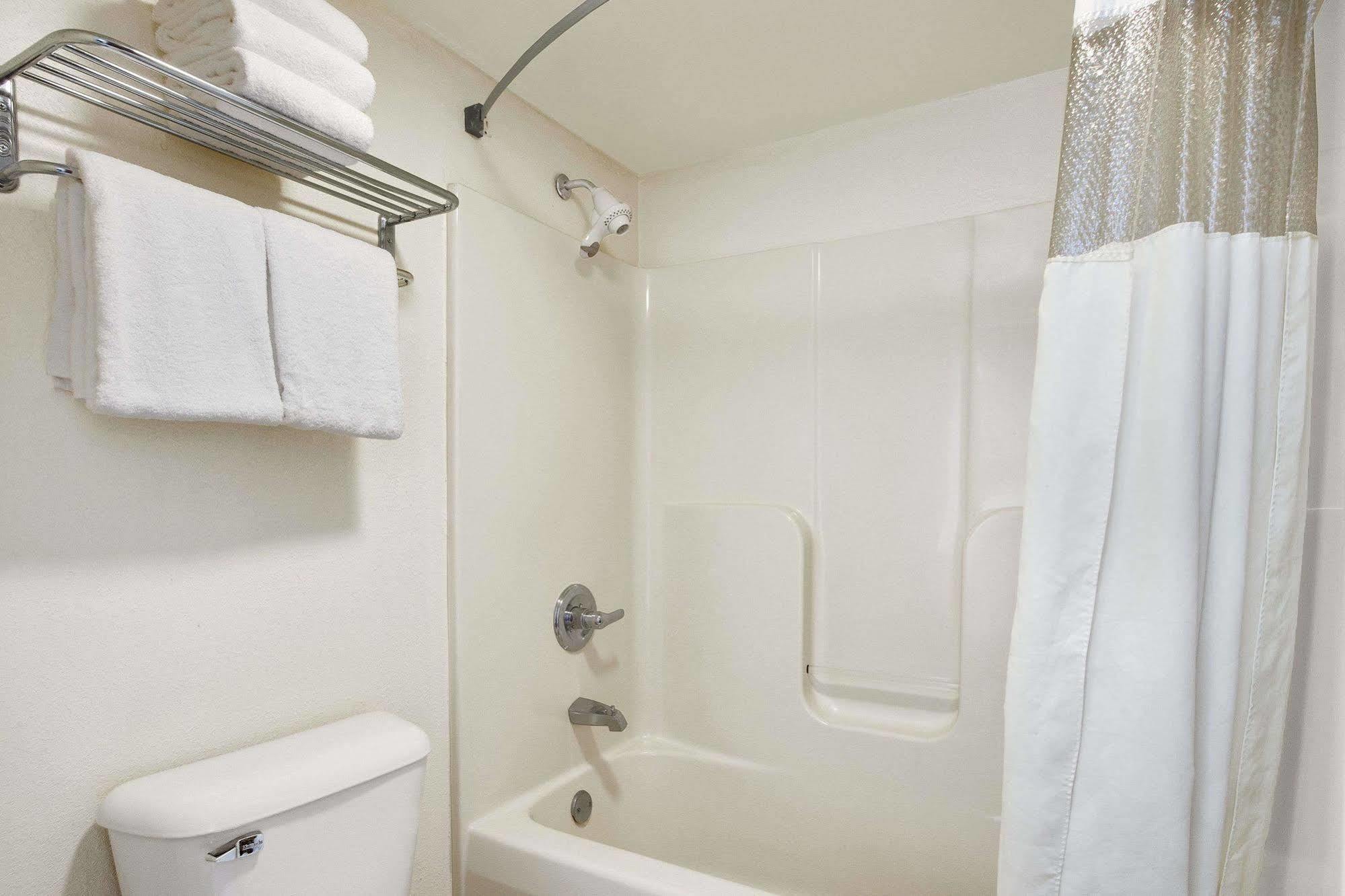 Days Inn By Wyndham Lexington-Columbia Экстерьер фото